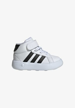 Zapatillas altas blancas para toddlers con rayas negras, cordones y una cinta de velcro sobre un fondo blanco.