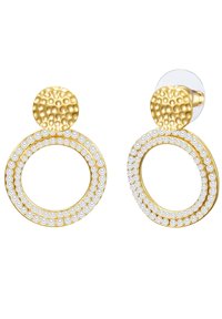 Pendientes en tono dorado que presentan una parte superior circular texturizada y grandes aros circulares adornados con perlas simuladas blancas.
