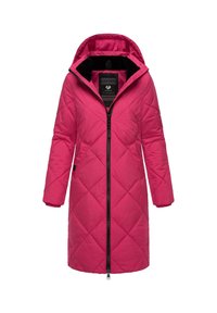 Cappotto imbottito lungo, rosa, con trapuntatura a rombi, cappuccio e zip nera. Presenta tasche laterali e un morbido rivestimento interno.