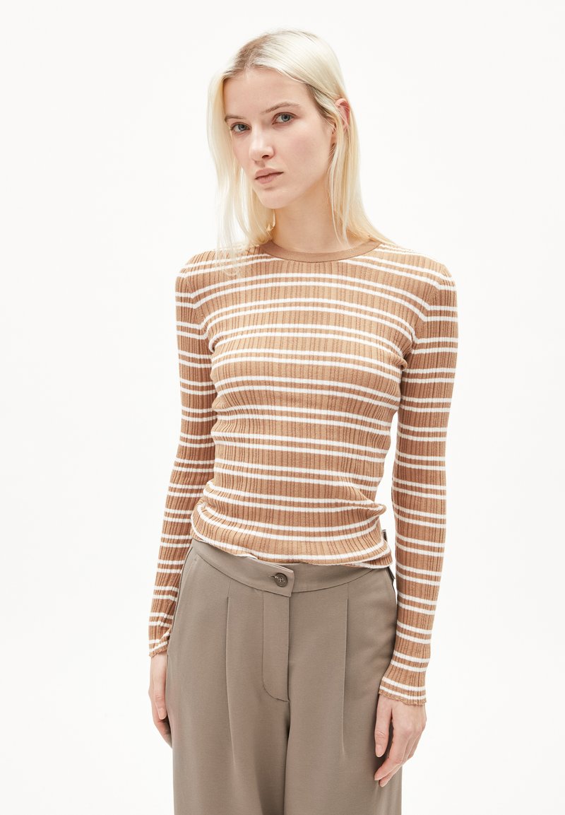 Braun-weißer gestreifter Langarmoberteil aus Ripptextur mit Rundhalsausschnitt, kombiniert mit hochgeschnittenen beigen Hosen mit Frontfalten.