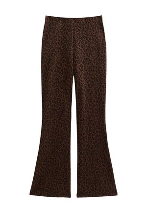 Pantalons évasés en tissu marron avec un motif léopard noir. Texture douce avec une taille haute et une coupe ample au niveau des jambes.