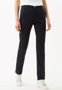 Diepblauwe, strakke broek met een klassiek vijf-pocket ontwerp, gemaakt van zacht katoen. Voorzien van een knoopsluiting en minimale hardware.