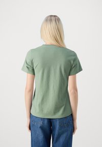 Hollister Co. TECH CORE - Trükipildiga T-särk - green bay