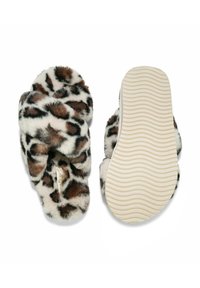 Faux-Fur-Leopardenprint-Hausschuhe mit Cross-Band-Design. Flache Sohle mit strukturiertem Wellenmuster; weiches, plüschiges Material in Beige, Braun und Schwarz.