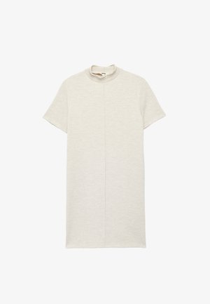 Abito grigio chiaro a maniche corte con colletto alto, realizzato in tessuto morbido. Presenta un dettaglio di cucitura centrata che corre verticalmente lungo la parte anteriore.