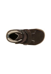 Bruine suède enkellaarzen met klittenbandsluiting, pluche voering en tan rubberen zool. Kenmerkt zich door witte stiksels en een rondt profiel.