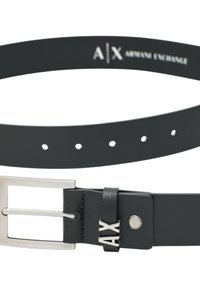 Cintura in pelle nera con fibbia in metallo argentato, regolabile con fori, e dettaglio del logo "AX" impresso su un anello in pelle.
