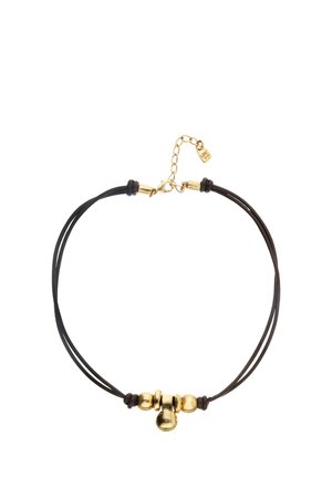 Pulsera de doble cordón negro con detalles de cuentas doradas y un pequeño colgante dorado en el centro, asegurada con un broche dorado con cadena ajustable.