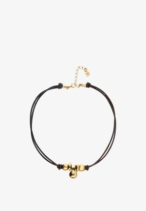 Bracelet à double cordon noir avec des accents de perles dorées et un petit charme en or suspendu au centre, fixé par un fermoir en or avec chaîne ajustable.