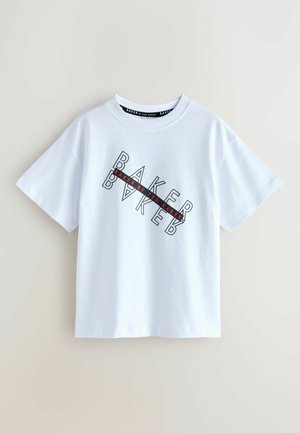 Wit katoenen T-shirt met een gedurfd zwart en rood tekstontwerp waarop "BAKER" en "BAKED" aan de voorkant staan. Korte mouwen en een ronde hals.