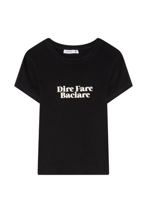 T-shirt nera in cotone con maniche corte, caratterizzata dal testo "Dire Fare Baciare" in tipografia grassa di colore crema sul davanti.