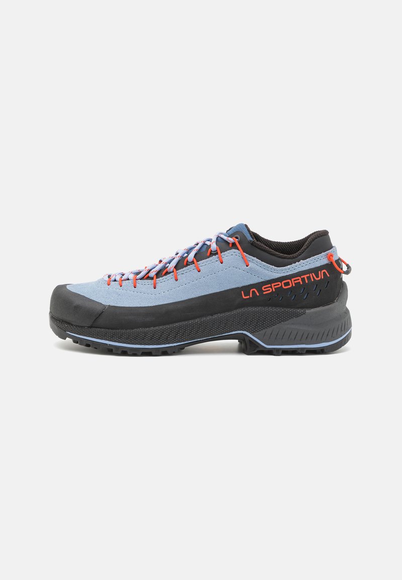 Shoe de cățărare albastru și negru, cu talpă din cauciuc texturat, șireturi roșii și albastre și un loop la călcâi. Are logo-ul "La Sportiva".