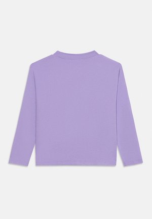 Chemise lavande unie à manches longues avec un col simple, vue de dos sur fond blanc.
