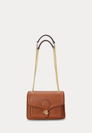 Ruskea nahkainen olkalaukku, jossa on kultaiset ketjuhihnat ja RL-logolla varustettu solki etuklapissa yksinkertaisen taustan edessä.