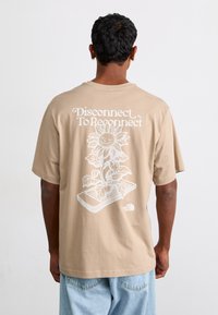 The North Face CONNECT RELAXED TEE GRAPHIC - Majica kratkih rukava s printom - mushroom grey