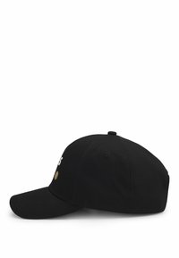 Cappellino da baseball nero con visiera curva, caratterizzato da un design cartoon sulla parte frontale. Realizzato in cotone con dettagli ricamati e fori di ventilazione.