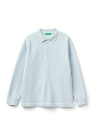 Maglietta polo a maniche lunghe di colore blu chiaro, realizzata in tessuto morbido, con chiusura a tre bottoni e un piccolo logo ricamato sul petto.