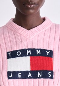 Tommy Jeans CENTER FLAG  - Džemperis - ballet pink