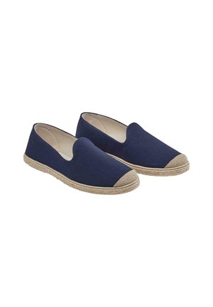 Marineblaue Canvas-Slipper mit einer strukturierten beigefarbenen Zehenkappe und einer geflochtenen Jutesohle. Glattes Innenfutter und keine sichtbaren Beschläge.