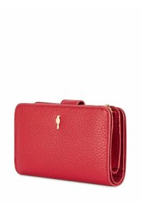 Czerwony skórzany portfel o teksturowanym wykończeniu, z złotym emblematem ptaka z przodu oraz zamknięciem na zamek błyskawiczny. Kompaktowy prostokątny kształt.