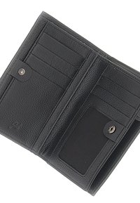 Portafoglio in pelle nera con numerosi scomparti per carte, chiusura a scatto e tasca per ID in rete, dotato di una superficie testurizzata e cuciture ordinate.