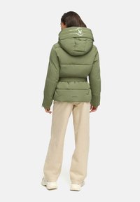 Groene pufferjas met hoge kraag en capuchon, voorzien van een riem in de taille, horizontaal gestikte ontwerp en een logo op de rug.