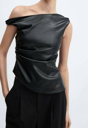 Schwarzes, schulterfreies Oberteil aus glattem Material, mit gerafftem Design und drapiertem Schnitt. Kombiniert mit hochgeschnittenen Hosen.