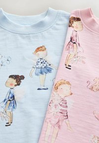 Tela azul claro y rosa con niños ilustrados sosteniendo juguetes, vestidos con vestidos y faldas, dispuestos en un patrón repetitivo.