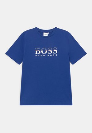 Blauw katoenen T-shirt met korte mouwen en een ronde hals, met de tekst "BOSS HUGO BOSS" in witte en rode letters op de voorkant.