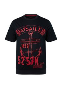 Mörkblå bomullströja med en röd ankargrafik och fet text: "DAYSAILER," koordinater och märkesinformation. Kort ärm, rundad krage.