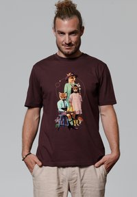 Bordeaux katoenen t-shirt met een illustratie van antropomorfe vossen in vintage kleding met bloemige accenten, prominent in het midden weergegeven.