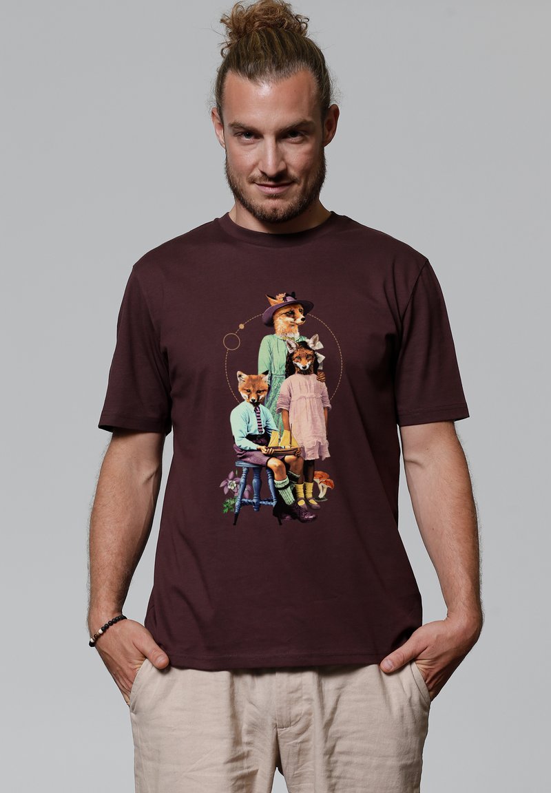 Bordeaux katoenen t-shirt met een illustratie van antropomorfe vossen in vintage kleding met bloemige accenten, prominent in het midden weergegeven.