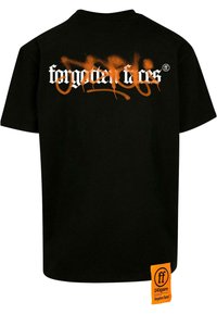 Svart bomulls t-skjorte med korte ermer, med oransje spraylignende bokstaver på ryggen, og en merket oransje tag på siden.