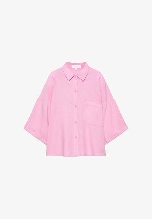 Cămașă largă roz pastel cu nasturi, mâneci largi, guler ascuțit și un buzunar la piept pe partea stângă.