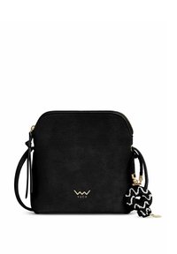 Černá kabelka přes rameno z umělé kůže s texturovaným povrchem, zlatým kováním a ozdobným přívěskem s černo-bílým vzorem.