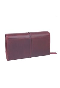 Portamonete in pelle bordeaux, forma rettangolare, texture liscia, con pattina a ribalta e cucitura centrale. Caratterizzato da un piccolo linguetta laterale.