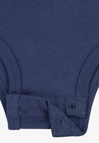 Body a manica corta in cotone blu navy, con cuciture rinforzate e chiusura a scatto sul fondo per una facile vestizione. Texture liscia in tutto il capo.