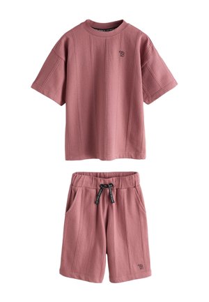 Kortærmet støvet lyserød striktop og matchende shortsæt med sort snor og lille broderet logo på brystet og shorts.