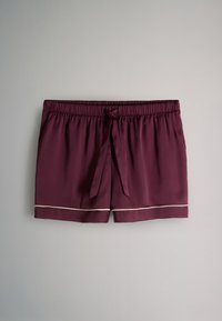 Korte bordeauxrode satijnen damesshorts met elastische taille en strik aan de voorkant, met een dunne witte bies vlak bij de zoom.