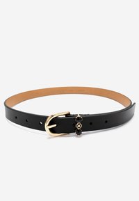 Svart läderbälte med ett spänne i guldmetall. Har blommönster i svart och guld på spännet. Slät yta, justerbart med hål.