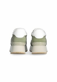 Sneakers verdi e bianchi con tacco alto, caratterizzati da un accento sul tallone testurizzato e una parte superiore liscia. La suola è di colore chiaro con un battistrada decorato.