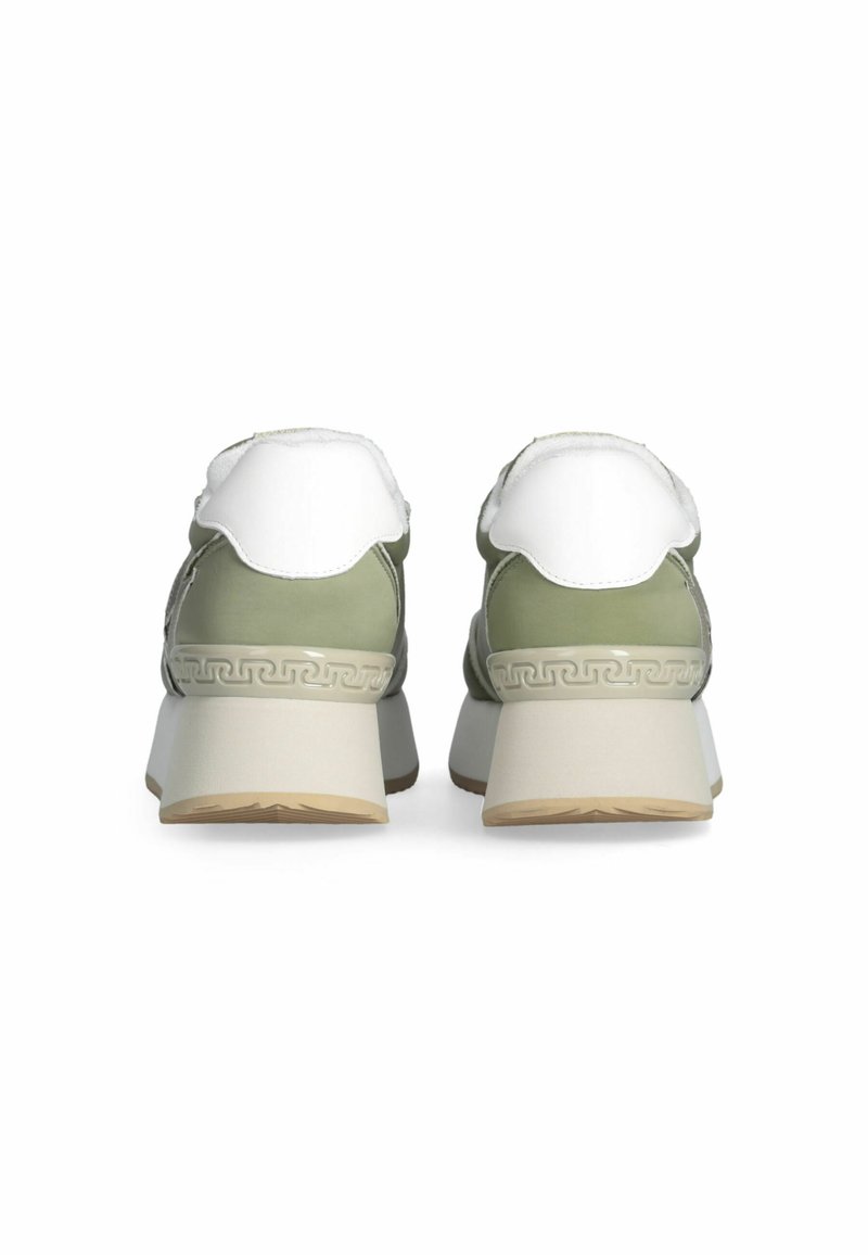 Zapatillas verdes y blancas con tacón alto, que presentan un acento texturizado en el tacón y una parte superior lisa. La suela es de color claro con un dibujo en el relieve.