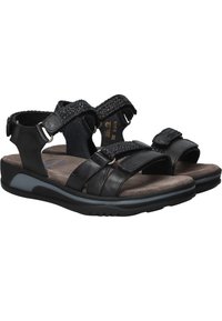 Zwarte sandalen met geweven bandjes, verstelbare klittenbandsluitingen, gevoerde zolen en een flexibele rubberen loopzool.