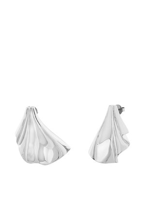 Paire de boucles d'oreilles argentées brillantes en forme de feuilles de métal abstraites, courbées et pliées avec des surfaces lisses et réfléchissantes et des attaches à tiges.