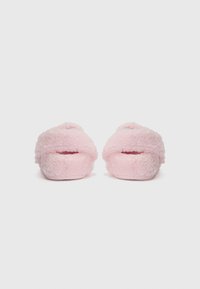 Rosa, flauschige Hausschuhe aus einem strukturierten Stoff, mit einem offenes F Design und weichen, abgerundeten Kanten für zusätzlichen Komfort.