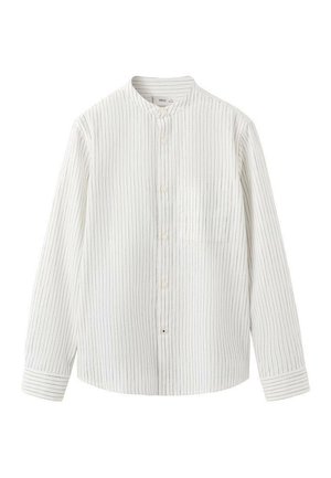 Biela dlhá košeľa s tenkými vertikálnymi čiernymi pruhmi, stĺpcovým golierom, zapínaním na gombíky vpredu a zapínaním na gombíky na manžetách.