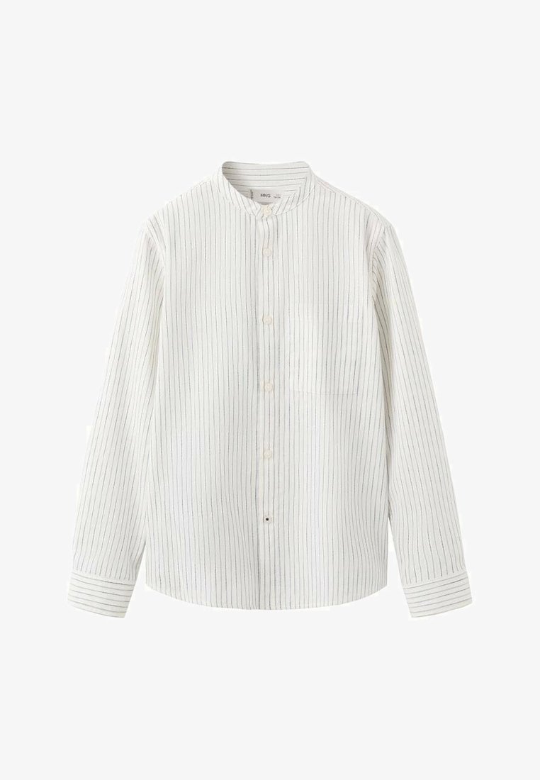 Bela majica z dolgimi rokavi s tankimi navpičnimi črnimi črtami, stoječim ovratnikom, gumbi na sprednji strani in zapiranjem s knofi na manšetah.