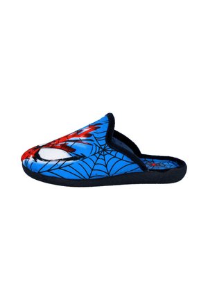 Zapatilla de tela azul con diseño de Spider-Man, detalles en rojo, patrón de telaraña negra, textura suave y parte trasera abierta para un fácil uso.