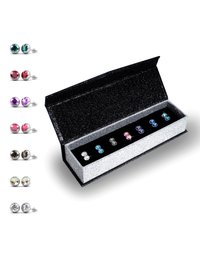Scatola nera glitterata aperta per mostrare otto paia di orecchini a perno con pietre di vari colori: blu, rosa, viola e trasparente. Montature in argento.