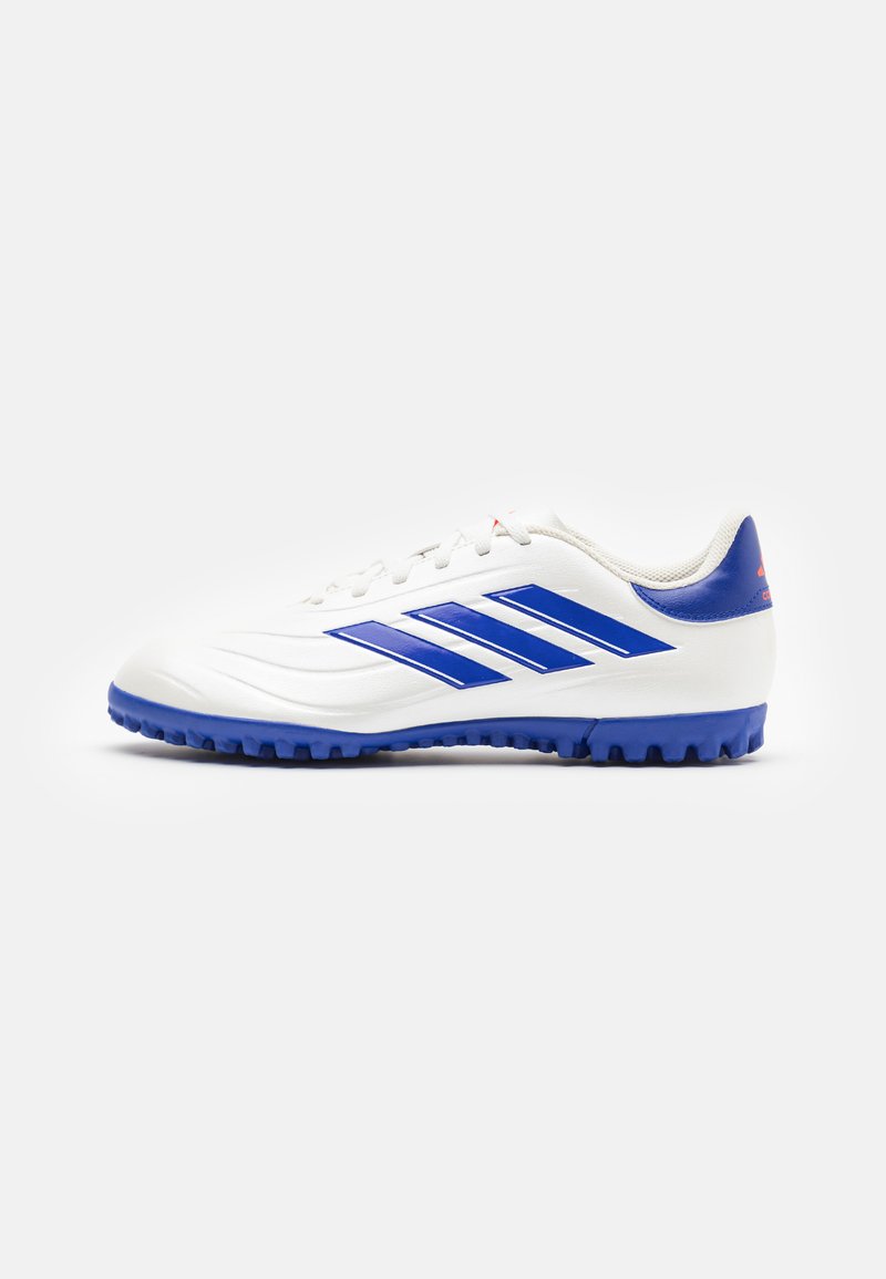 Scarpe da calcio bianche con accenti blu e tre strisce diagonali. Presentano una tomaia textured e una suola in gomma blu con più tacchetti.